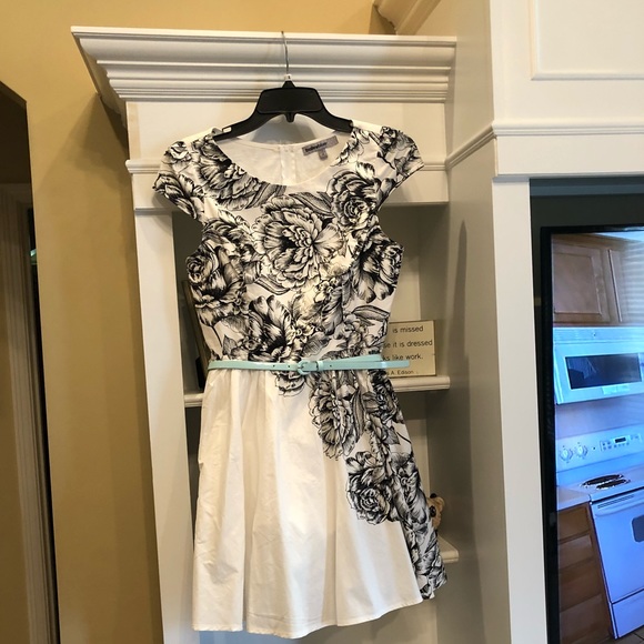 Cute flowered dress - Picture 1 of 1